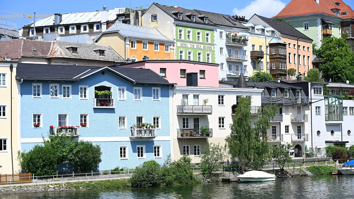 ARCHIV - 07.07.2023, Österreich, Bad Ischl: Blick auf die Häuserzeile von Gmunden. 23 Salzkammergut-Gemeinden in Oberösterreich und der Steiermark sind an der Kulturhauptstadt Europas Bad Ischl - Salzkammergut 2024 beteiligt. (zu dpa-Korr: «Kulturhauptstädte 2024: In den Alpen, im Baltikum und im hohen Norden») Foto: Barbara Gindl/apa/dpa +++ dpa-Bildfunk +++