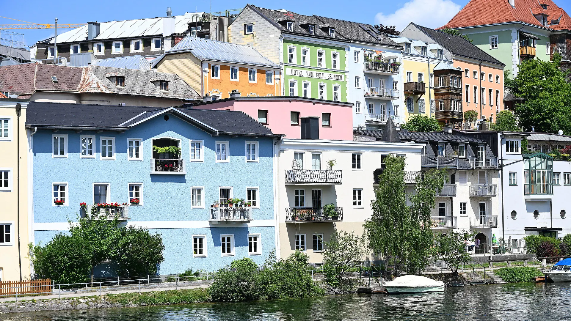 ARCHIV - 07.07.2023, Österreich, Bad Ischl: Blick auf die Häuserzeile von Gmunden. 23 Salzkammergut-Gemeinden in Oberösterreich und der Steiermark sind an der Kulturhauptstadt Europas Bad Ischl - Salzkammergut 2024 beteiligt. (zu dpa-Korr: «Kulturhauptstädte 2024: In den Alpen, im Baltikum und im hohen Norden») Foto: Barbara Gindl/apa/dpa +++ dpa-Bildfunk +++