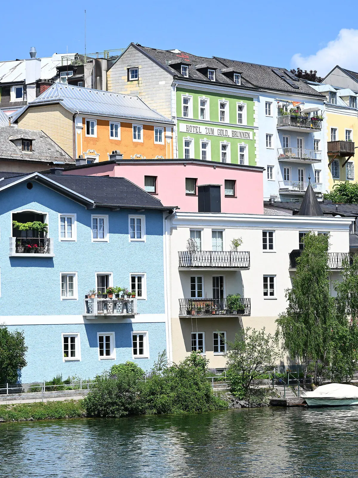 ARCHIV - 07.07.2023, Österreich, Bad Ischl: Blick auf die Häuserzeile von Gmunden. 23 Salzkammergut-Gemeinden in Oberösterreich und der Steiermark sind an der Kulturhauptstadt Europas Bad Ischl - Salzkammergut 2024 beteiligt. (zu dpa-Korr: «Kulturhauptstädte 2024: In den Alpen, im Baltikum und im hohen Norden») Foto: Barbara Gindl/apa/dpa +++ dpa-Bildfunk +++