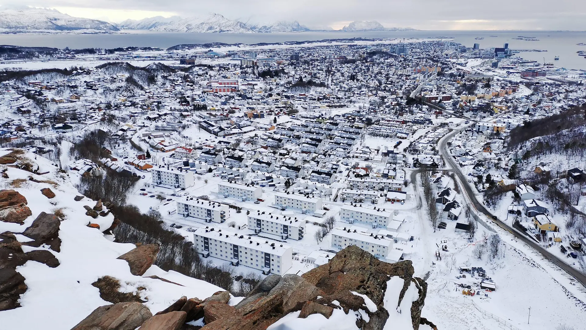 HANDOUT - 13.03.2021, Norwegen, Bodo: Blick auf die verschneite Stadt. Am 3. Februar 2024 findet im Hafen von Bodo die Eröffnungsfeier für die Kulturhauptstadt 2024 statt. Bodo im hohen Norden von Norwegen ist die allererste Europäische Kulturhauptstadt nördlich des Polarkreises. (zu dpa-Korr: «Kulturhauptstädte 2024: In den Alpen, im Baltikum und im hohen Norden») Foto: Marie Peyre/Bodo2024/dpa - ACHTUNG: Nur zur redaktionellen Verwendung im Zusammenhang mit einer Berichterstattung über Bodo als Kulturhauptstadt 2024 und nur mit vollständiger Nennung des vorstehenden Credits +++ dpa-Bildfunk +++