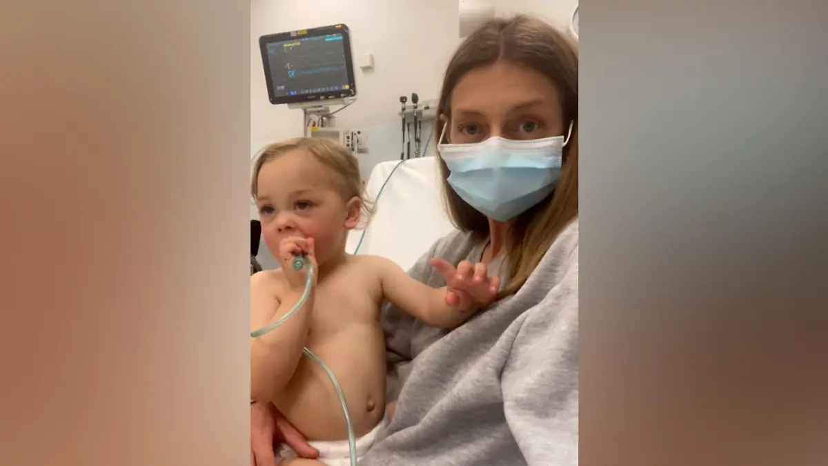 Der Kleine Declan und seine Mama Ashlie Johnson im Krankenhaus.