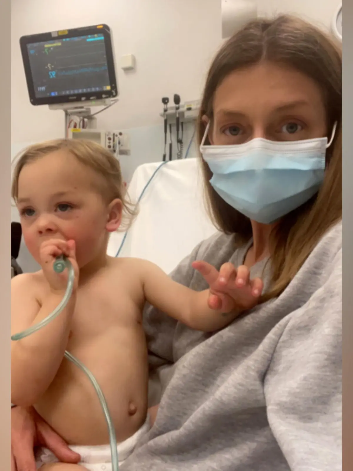 Der Kleine Declan und seine Mama Ashlie Johnson im Krankenhaus.