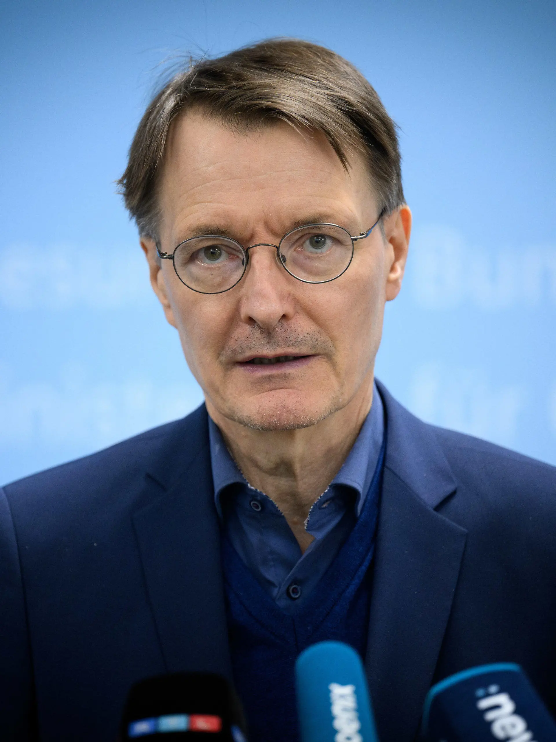 ARCHIV - 27.09.2023, Berlin: Karl Lauterbach (SPD), Bundesminister für Gesundheit, äußert sich im Bundesministerium für Gesundheit anlässlich des Apothekertages zu seinen Plänen, wie die Arbeit von Apothekerinnen und Apotheker erleichtert und in strukturschwachen Gebieten besser honoriert werden soll. Lauterbach gewinnt eine Wette, wenn Bayer Leverkusen Fußball-Meister wird. (zu dpa: «Lauterbach gewinnt Wette, wenn Leverkusen Meister wird») Foto: Bernd von Jutrczenka/dpa +++ dpa-Bildfunk +++