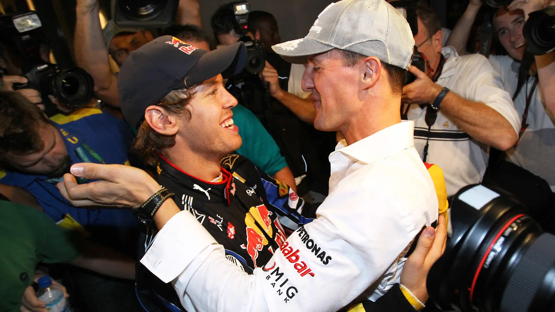 ARCHIV - 14.11.2010, Vereinigte Arabische Emirate, Abu Dhabi: Der deutsche Formel-1-Rennfahrer Sebastian Vettel (l) vom Team Red Bull wird nach seinem WM-Sieg von Michael Schumacher (Mercedes GP) beglückwünscht.  Sein Skiunfall jährt sich in diesem Monat zum zehnten Mal. (zu dpa: «Michael Schumacher: Ein Jahrzehnt der Erinnerung») Foto: Jens Büttner/dpa +++ dpa-Bildfunk +++