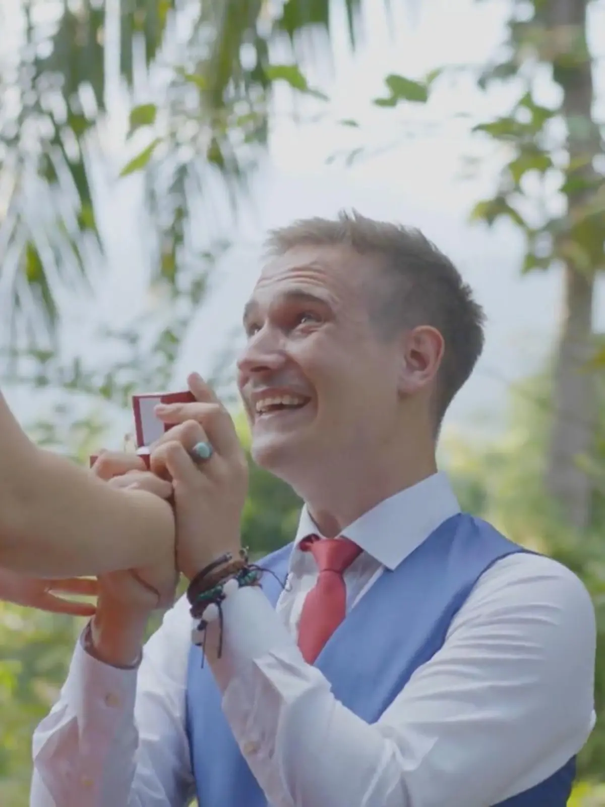 Um seine Freundin in Thailand wiederzusehen, macht er sich zu Fuß auf den Weg. Läuft über 400 Tage über zwei Kontinente – und hat es kurz vor Weihnachten endlich geschafft. Vor Ort angekommen, macht er ihr einen Heiratsantrag – und sie sagt ja! Im Video seht ihr Josuas größte Abenteuer im Rückblick!