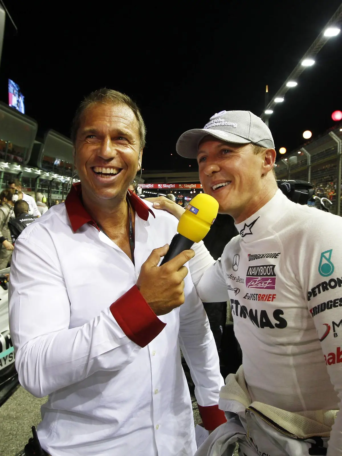 Bildnummer: 06577541  Datum: 26.09.2010  Copyright: imago/HochZwei
Motorsports / Formula 1: World Championship 2010, GP of Singapore, Reporter Kai Ebel l. (GER, RTL), 03 Michael Schumacher (GER, Mercedes GP Petronas), xHOCHxZWEIx; Motorsport Herren Formel 1 F1 F WM GP Singapur vdig xcb 2010 quer Aufmacher premiumd xint Randszene - side issue SportmagAktuell Singapur Partner01 Grand Prix - Grosser Preis Eins F1 GP Formel 1 - formula one o0 Journalist

Image number 06577541 date 26 09 2010 Copyright imago HochZwei Motorsports Formula 1 World Championship 2010 GP of Singapore Reporter Kai Ebel l ger RTL 03 Michael Schumacher ger Mercedes GP Petronas xHOCHxZWEIx motor aviation men Formula 1 F1 F World Cup GP Singapore Vdig  2010 horizontal Highlight premiumd  Edge scene Side Issue SportmagAktuell Singapore  Grand Prix grand Prize one F1 GP Formula 1 Formula One o0 Journalist 