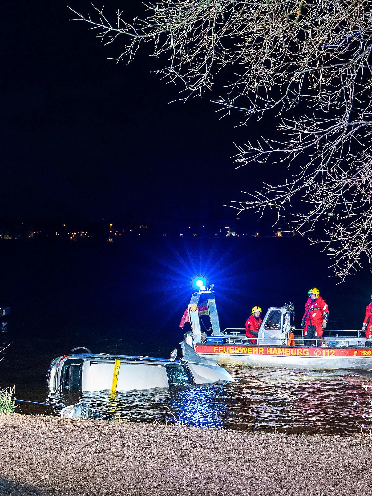 28.12.2023, Hamburg: Einsatzkräfte der Feuerwehr bergen ein Auto aus der Außenalster. Ein Mann ist am frühen Donnerstagmorgen aus unbekannten Gründen mit seinem Auto in die Hamburger Außenalster gefahren - der Wagen ist dort komplett untergegangen. Foto: Schröder/News5/dpa +++ dpa-Bildfunk +++