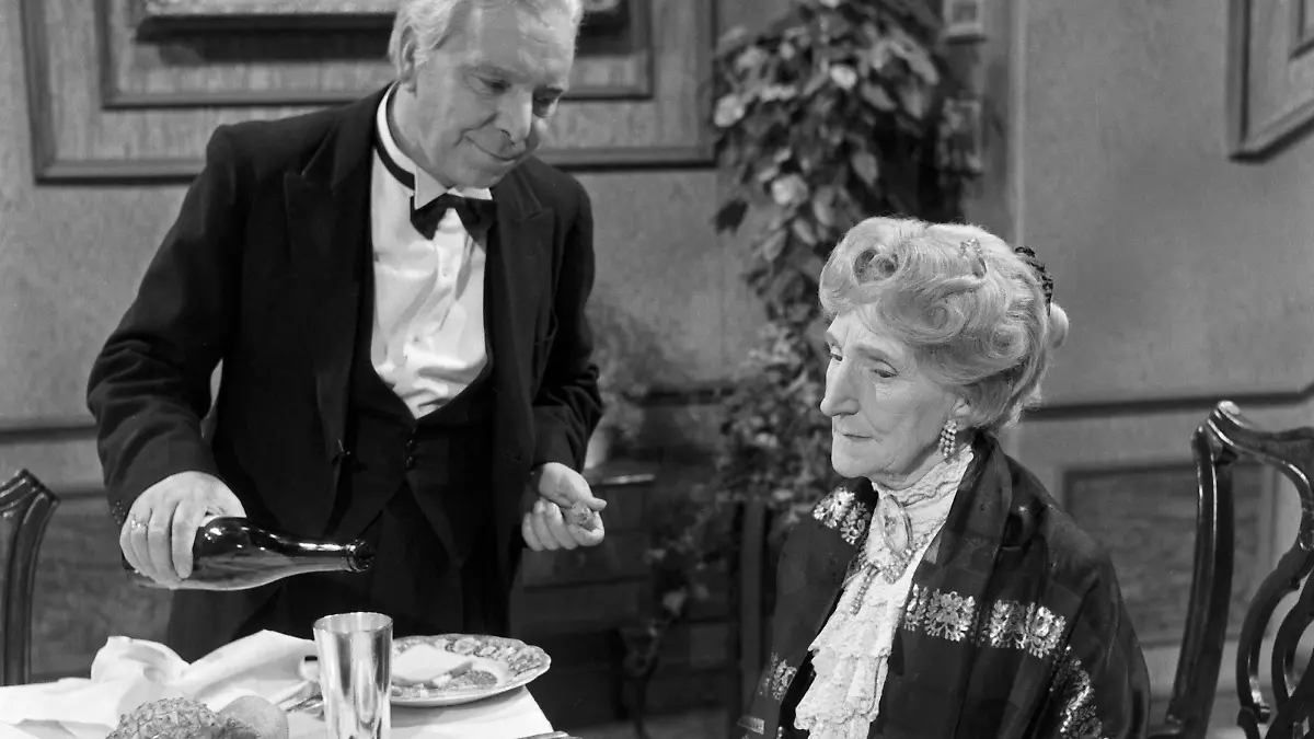 Freddie Frinton als Butler James und May Warden als Miss Sophie in dem Sketch Dinner for One oder Der 90. Geburtstag als Fernsehproduktion des NDR in Hamburg am 8. März 1963, Deutschland 1960er Jahre. Copyright: Roba/SiegfriedxPilz UnitedArchives03116
Freddie Frinton as Butler James and May Warden as Miss Sophie in the Sketch Dinner for One Or the 90 Birthday as Television production the NDR in Hamburg at 8 March 1963 Germany 1960 Years Copyright roba SiegfriedxPilz UnitedArchives03116