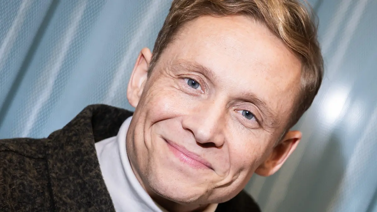 ARCHIV - 07.12.2023, Berlin: Schauspieler Matthias Schweighöfer am Rande eines Gesprächs zu seinem Film «Girl You Know It's True». (zu dpa "Schweighöfer singt italienischen Gaga-Song über Taschentücher") Foto: Christoph Soeder/dpa +++ dpa-Bildfunk +++