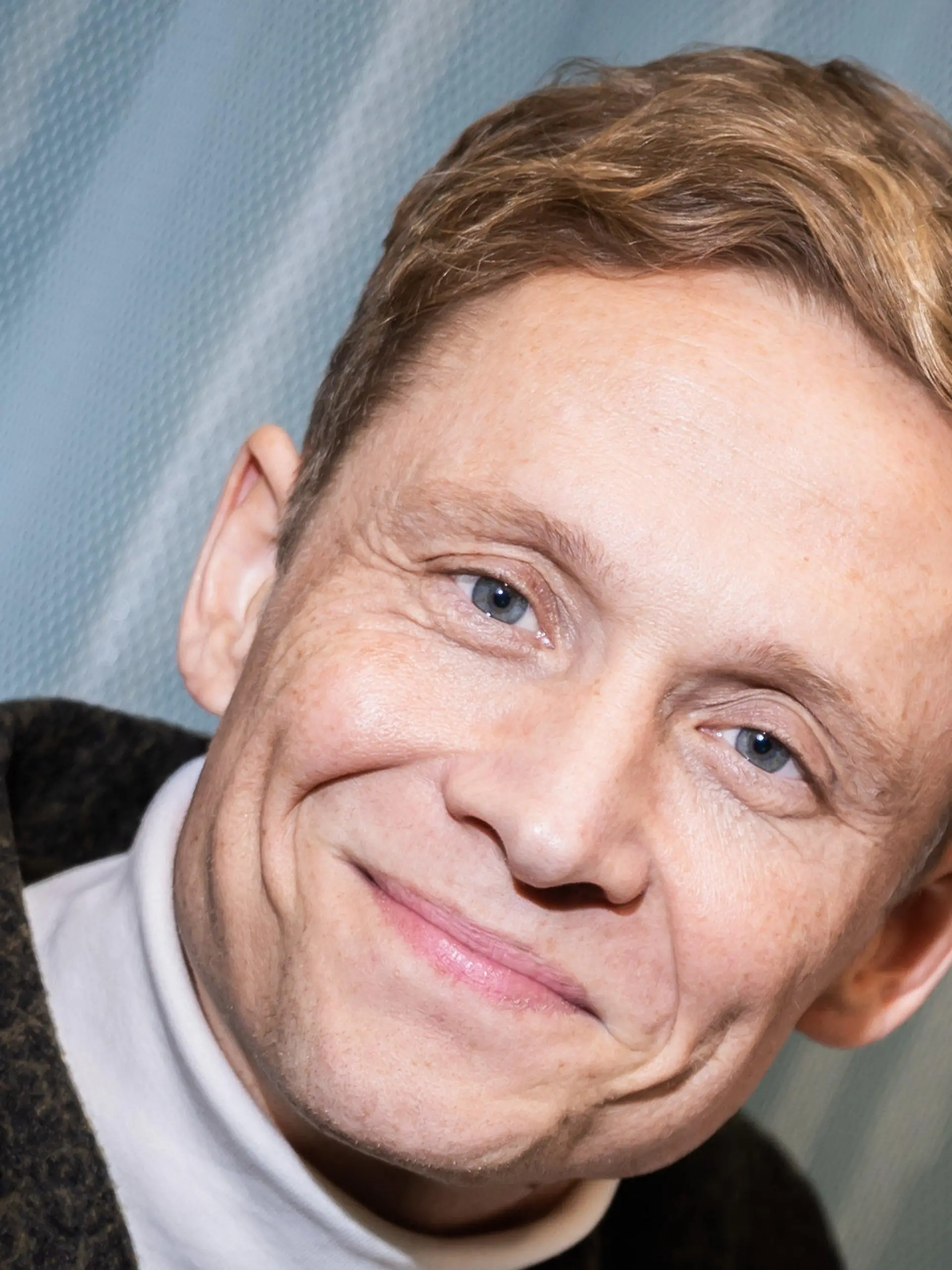 ARCHIV - 07.12.2023, Berlin: Schauspieler Matthias Schweighöfer am Rande eines Gesprächs zu seinem Film «Girl You Know It's True». (zu dpa "Schweighöfer singt italienischen Gaga-Song über Taschentücher") Foto: Christoph Soeder/dpa +++ dpa-Bildfunk +++