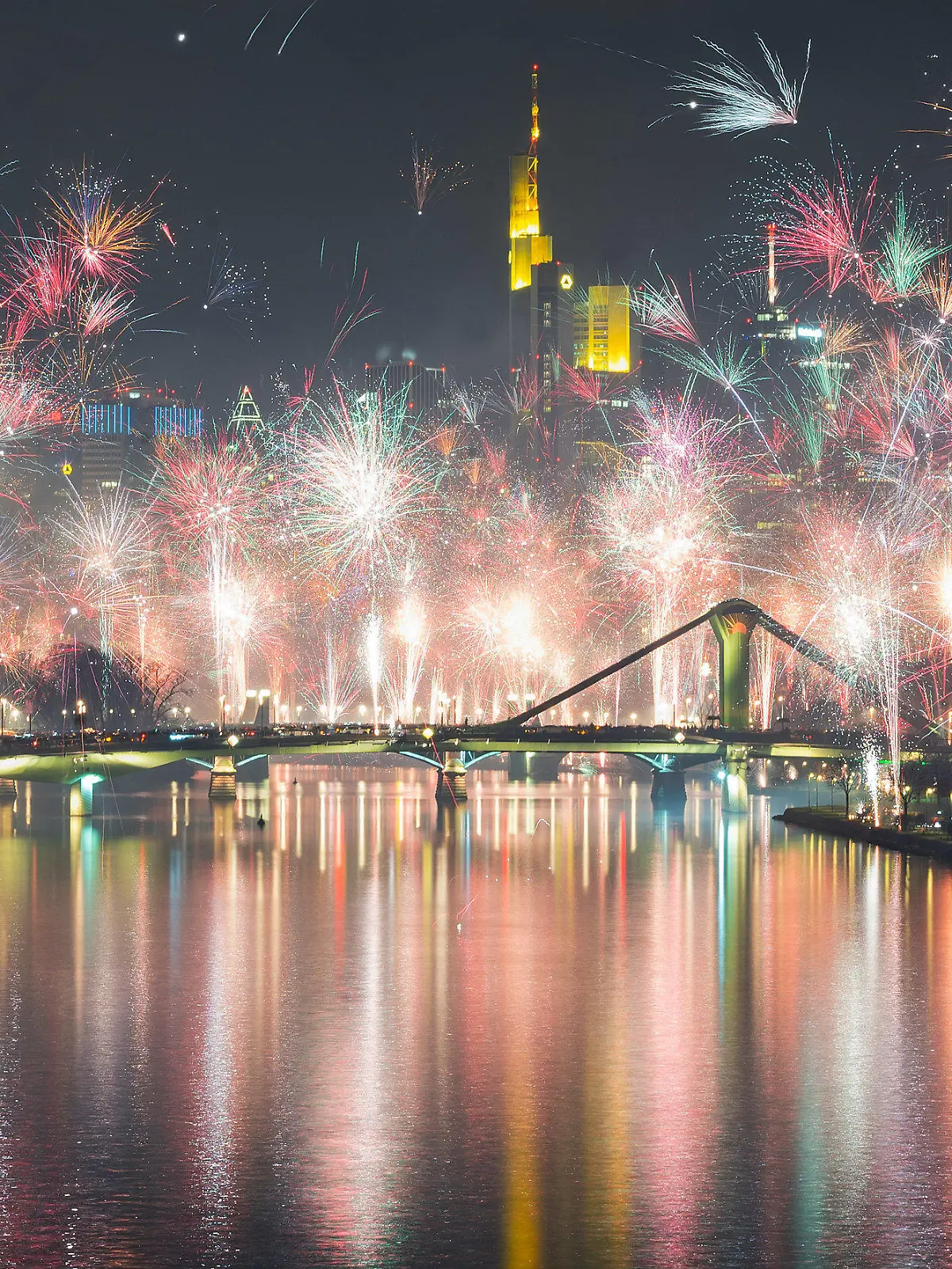 ARCHIV - 01.01.2020, Hessen, Frankfurt/Main: Das neue Jahr wird am Main mit Feuerwerk vor der Skyline begrüßt. In den hessischen Städten laufen die Vorbereitungen für Silvester.(zu dpa "Städte rüsten sich für Silvester") Foto: Andreas Arnold/dpa +++ dpa-Bildfunk +++