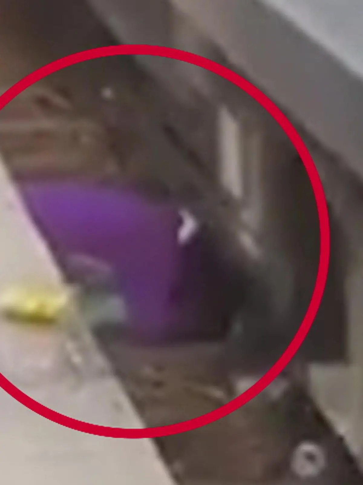 Es ist mitten im Berufsverkehr, der Bahnsteig im indischen Barh ist voll. Als der Zug kommt, wollen alle einsteigen. In dem Gedränge fallen eine Mutter und ihre zwei Kleinkinder auf die Gleise. Der Zug rollt los - nur wenige Zentimeter an ihnen vorbei.