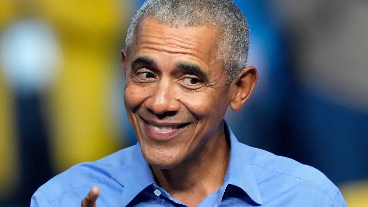 ARCHIV - 05.11.2022, USA, Philadelphia: Barack Obama, ehemaliger Präsident der USA, spricht bei einer Wahlkampfveranstaltung in Pennsylvania. Der frühere US-Präsident Barack Obama (62) hat eine Liste seiner Lieblingsfilme dieses Jahres veröffentlicht. Beim Katastrophen-Thriller «Leave the World Behind», der Filmbiografie «Rustin» und der Musikdoku «American Symphony» sei er voreingenommen, weil er jeweils mit seiner eigenen Produktionsfirma Higher Ground mitgewirkt habe, schreibt Obama auf Instagram (zu dpa «Barack Obama schaut gerne eigene Filme und Sandra Hüller») Foto: Matt Rourke/AP/dpa +++ dpa-Bildfunk +++