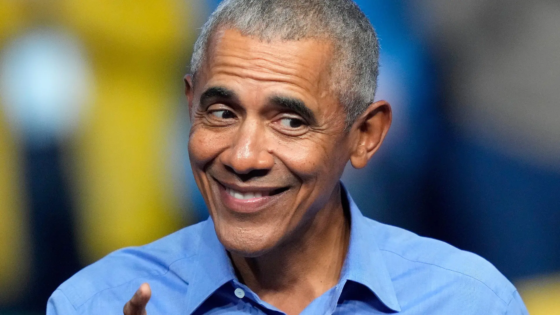 ARCHIV - 05.11.2022, USA, Philadelphia: Barack Obama, ehemaliger Präsident der USA, spricht bei einer Wahlkampfveranstaltung in Pennsylvania. Der frühere US-Präsident Barack Obama (62) hat eine Liste seiner Lieblingsfilme dieses Jahres veröffentlicht. Beim Katastrophen-Thriller «Leave the World Behind», der Filmbiografie «Rustin» und der Musikdoku «American Symphony» sei er voreingenommen, weil er jeweils mit seiner eigenen Produktionsfirma Higher Ground mitgewirkt habe, schreibt Obama auf Instagram (zu dpa «Barack Obama schaut gerne eigene Filme und Sandra Hüller») Foto: Matt Rourke/AP/dpa +++ dpa-Bildfunk +++