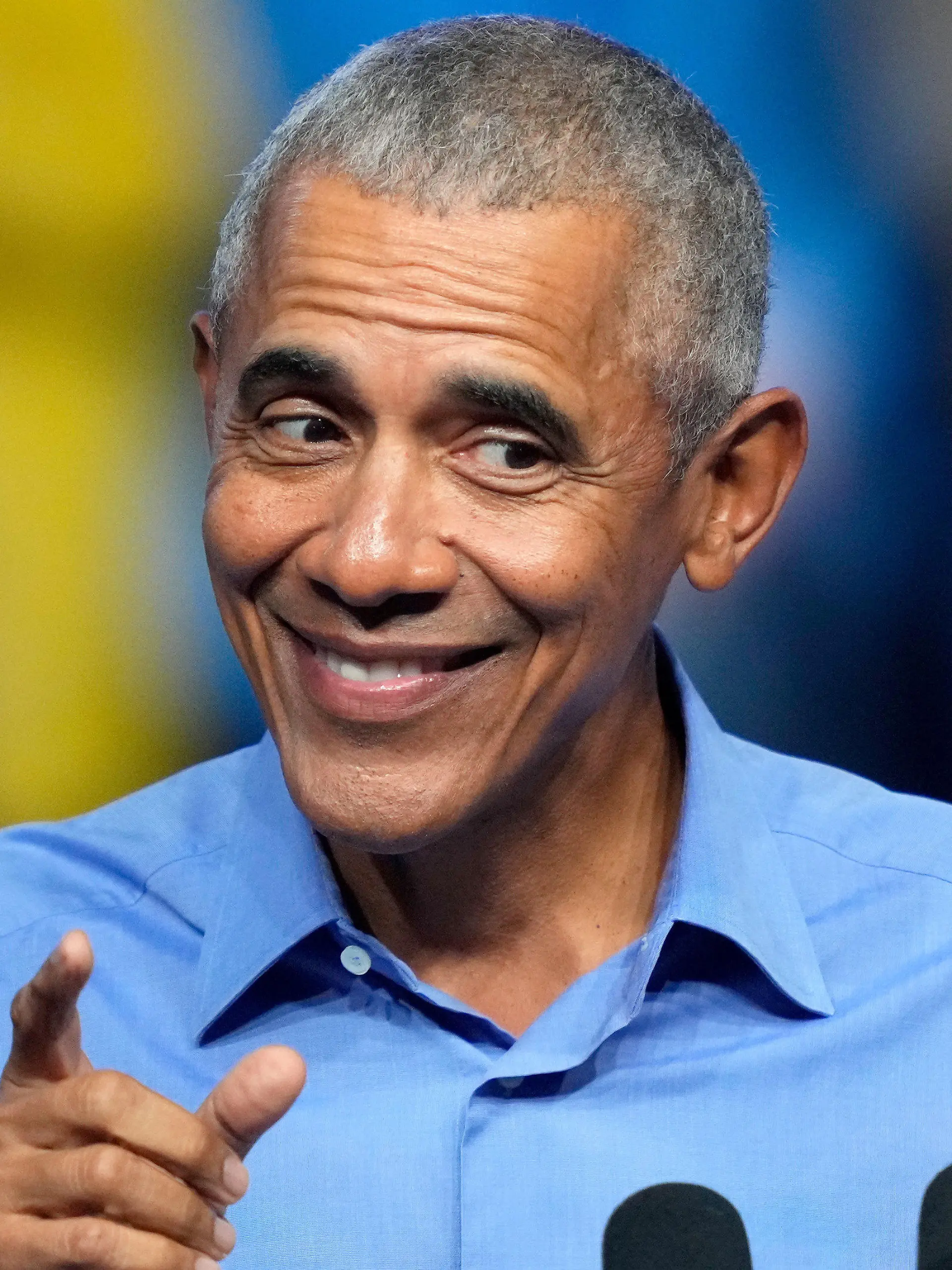 ARCHIV - 05.11.2022, USA, Philadelphia: Barack Obama, ehemaliger Präsident der USA, spricht bei einer Wahlkampfveranstaltung in Pennsylvania. Der frühere US-Präsident Barack Obama (62) hat eine Liste seiner Lieblingsfilme dieses Jahres veröffentlicht. Beim Katastrophen-Thriller «Leave the World Behind», der Filmbiografie «Rustin» und der Musikdoku «American Symphony» sei er voreingenommen, weil er jeweils mit seiner eigenen Produktionsfirma Higher Ground mitgewirkt habe, schreibt Obama auf Instagram (zu dpa «Barack Obama schaut gerne eigene Filme und Sandra Hüller») Foto: Matt Rourke/AP/dpa +++ dpa-Bildfunk +++