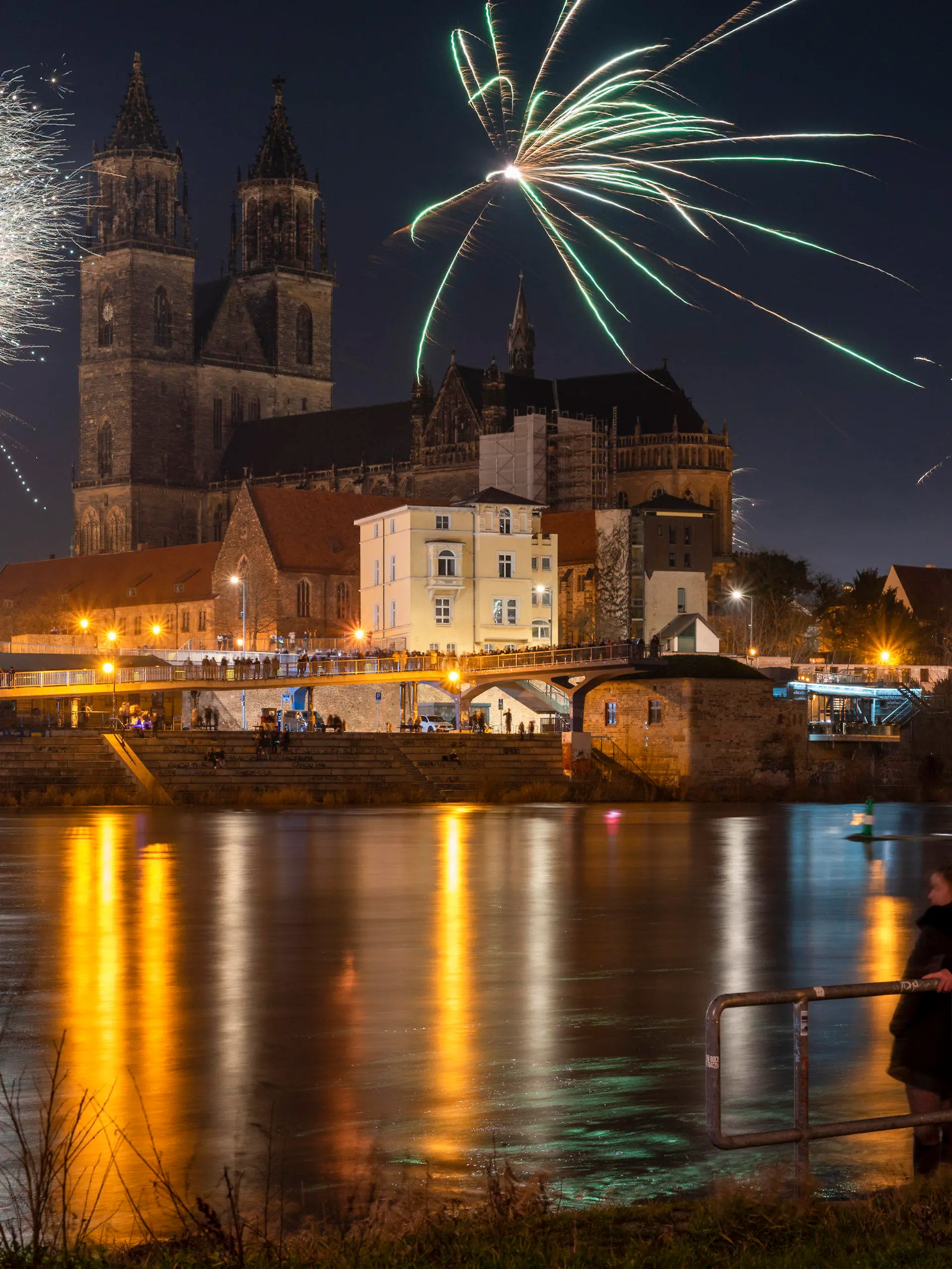 ARCHIV - 01.01.2023, Sachsen-Anhalt, Magdeburg: Silvesterraketen explodieren in den ersten Minuten des neuen Jahres in bunten Farben über dem Magdeburger Dom. In Sachsen-Anhalt dürfen die Menschen auch in diesem Jahr an den meisten Orten Feuerwerkskörper zünden. (zu dpa: «Keine Ausweitung der Böllerverbotszonen») Foto: Stephan Schulz/dpa-Zentralbild/dpa +++ dpa-Bildfunk +++