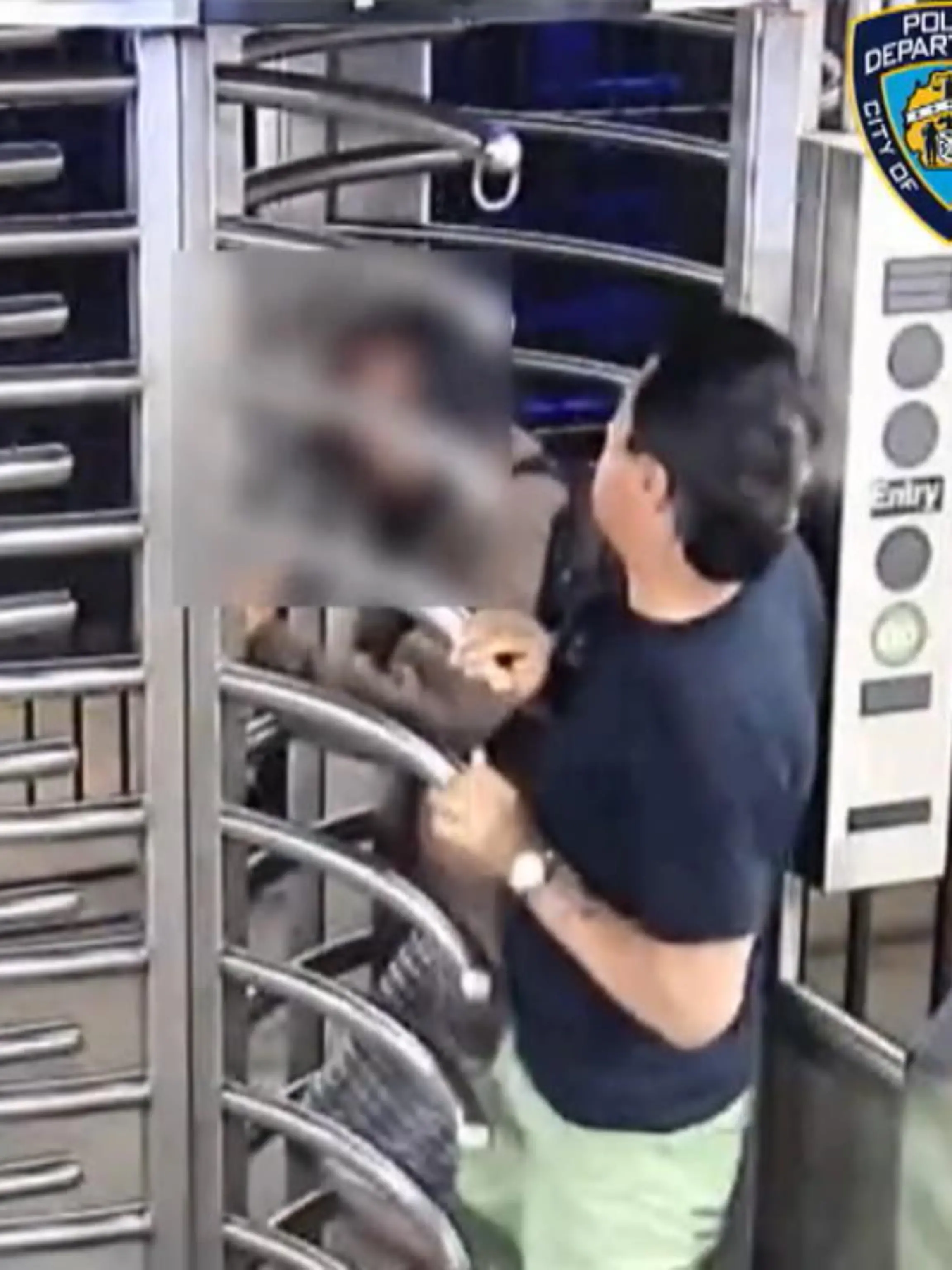 Eine junge Fau wird in der New Yorker U-Bahn von einem Mann im Drehkreuz eingeklemmt. Sie kommt weder vor noch zurück Diese hilflose Lage nutzt der Mann aus und klaut ihre Brieftasche.