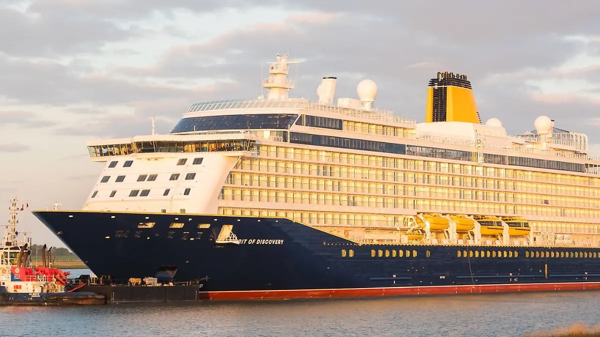 Das Kreuzfahrtschiff «Spirit of Discovery» fährt am frühen Morgen über die Ems.