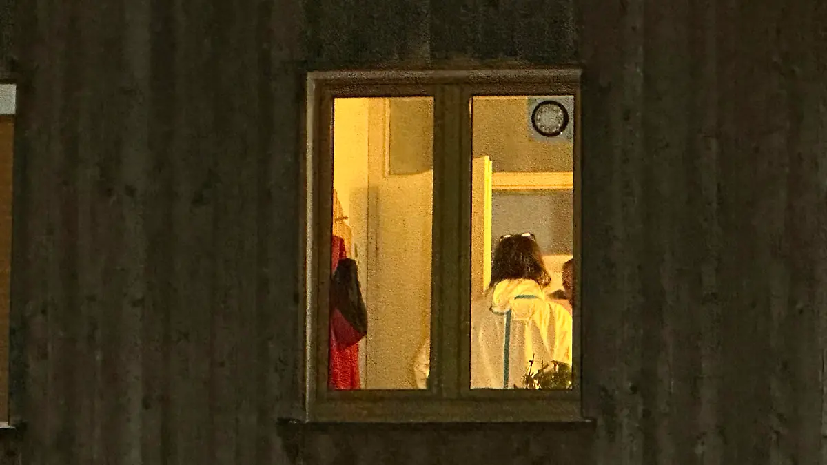 28.12.2023, Bayern, Parsberg: Die Spurensicherung ist im Fenster eines Hauses zu sehen. (zu dpa: «Frau stirbt bei Gewaltverbrechen in der Oberpfalz») Foto: Vifogra/dpa +++ dpa-Bildfunk +++