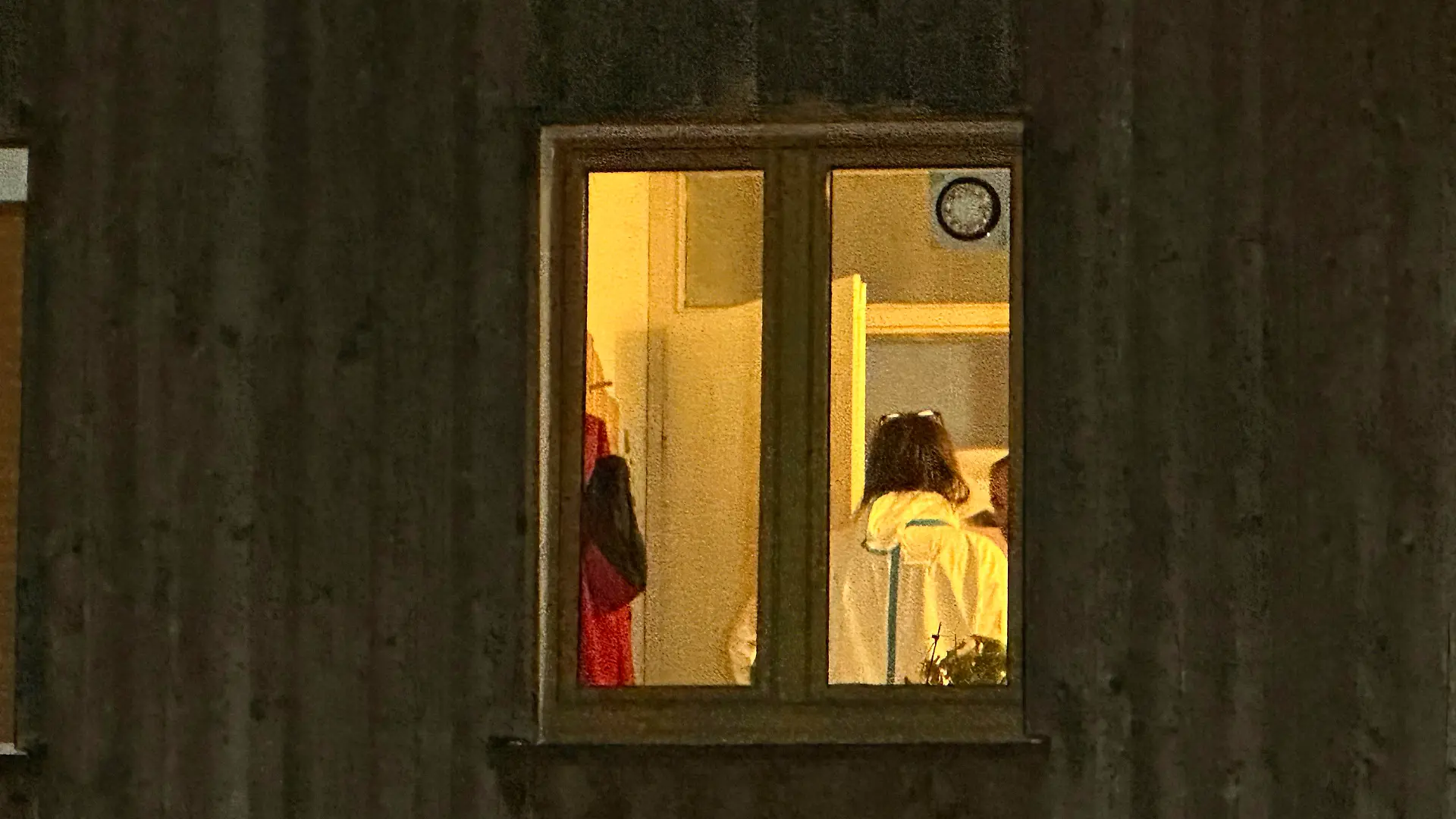 28.12.2023, Bayern, Parsberg: Die Spurensicherung ist im Fenster eines Hauses zu sehen. (zu dpa: «Frau stirbt bei Gewaltverbrechen in der Oberpfalz») Foto: Vifogra/dpa +++ dpa-Bildfunk +++