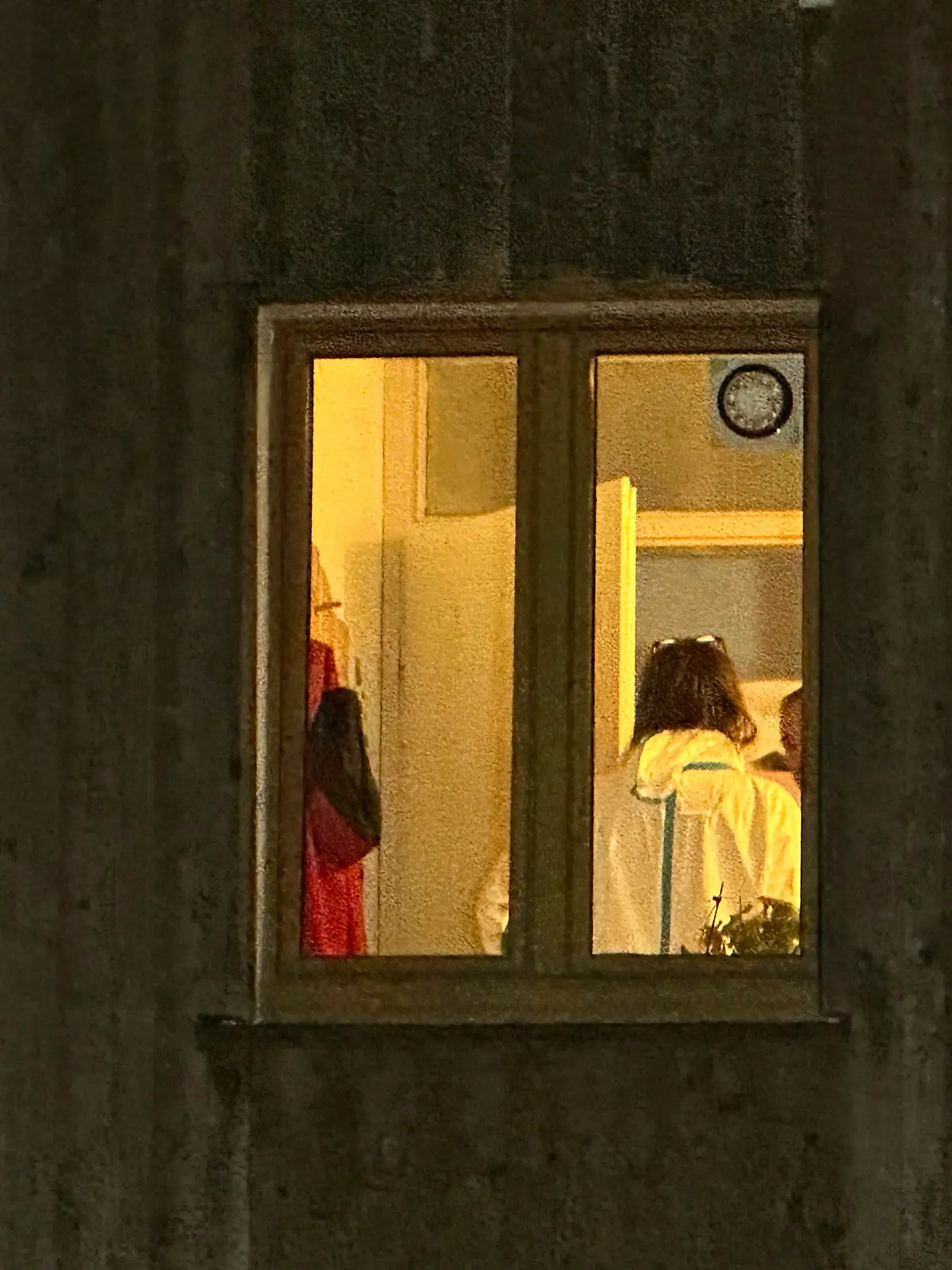 28.12.2023, Bayern, Parsberg: Die Spurensicherung ist im Fenster eines Hauses zu sehen. (zu dpa: «Frau stirbt bei Gewaltverbrechen in der Oberpfalz») Foto: Vifogra/dpa +++ dpa-Bildfunk +++