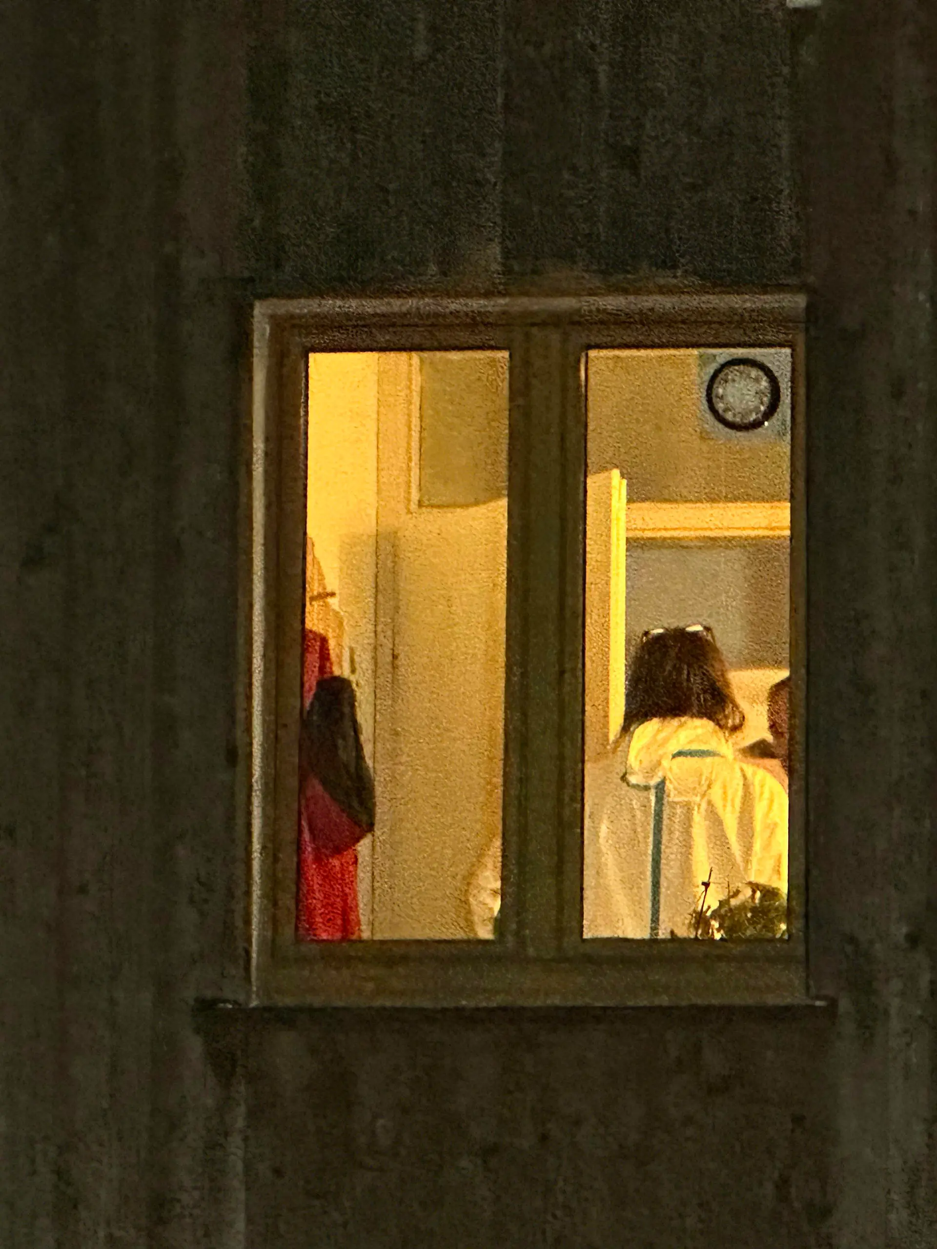 28.12.2023, Bayern, Parsberg: Die Spurensicherung ist im Fenster eines Hauses zu sehen. (zu dpa: «Frau stirbt bei Gewaltverbrechen in der Oberpfalz») Foto: Vifogra/dpa +++ dpa-Bildfunk +++