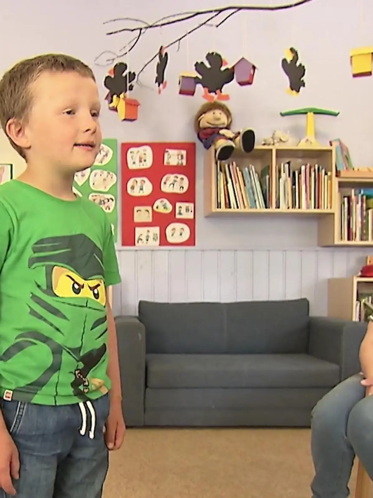 Stopp, bis hierhin und nicht weiter! Auch die Kleinsten sollten ganz klar ihre Grenzen kennen – und erkennen, wann ein vermeintlich gutgemeintes Streicheln eines Fremden oder Verwandten diese überschreitet. Wie das Selbstbewusstsein von Kita-Kids gestärkt wird und was der Unterschied zwischen positiven und negativen Geheimnissen ist, sehen Sie im Video!