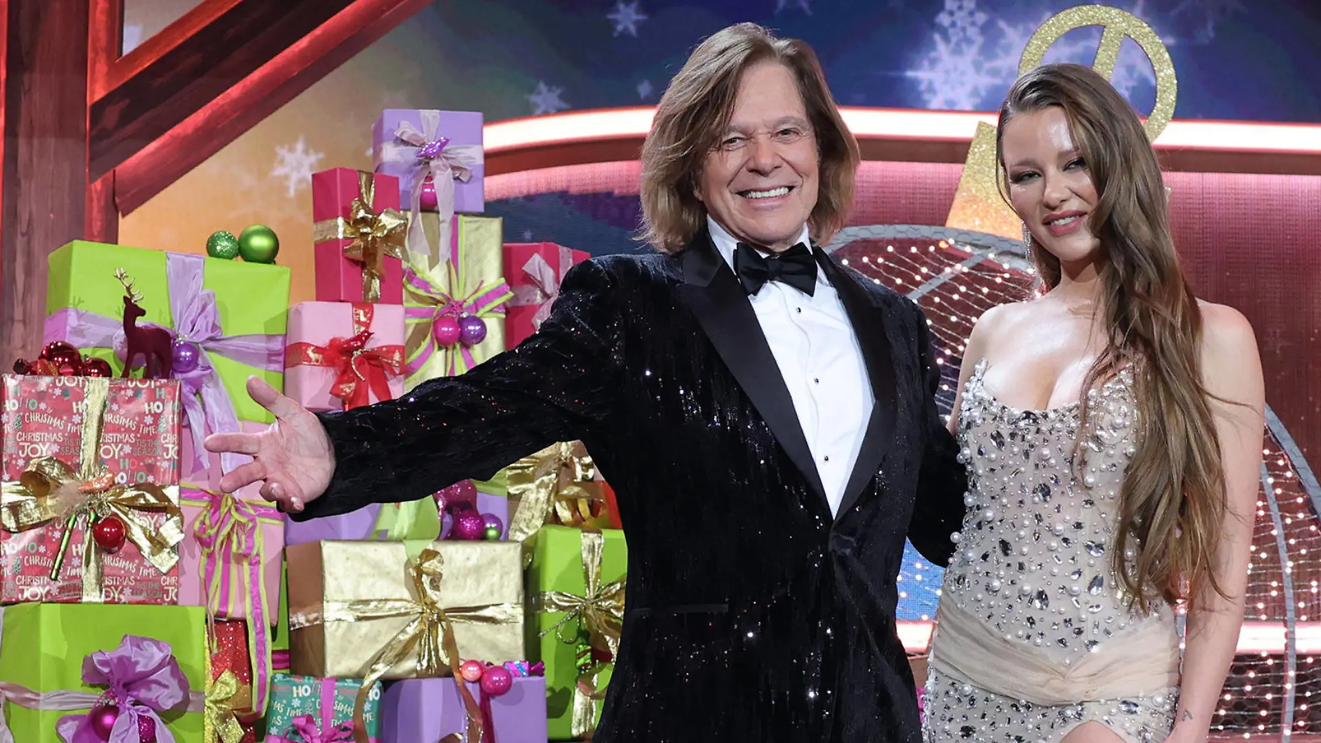 ZDF Spendengala Die schönsten Weihnachts-Hits mit Carmen Nebel Joelina Drews mit ihrem Vater Jürgen Drews bei der ZDF Spendengala Die schönsten Weihnachts-Hits mit Carmen Nebel. Live-Spendengala vom 07.12.2023 zu Gunsten von Misereor und Brot für die Welt. Bavaria Studios, München. Bayern, Deutschland. *** ZDF Spendengala Die schönsten Weihnachts Hits mit Carmen Nebel Joelina Drews with her father Jürgen Drews at the ZDF Spendengala Die schönsten Weihnachts Hits mit Carmen Nebel Live Spendengala from 07 12 2023 in favor of Misereor and Brot für die Welt Bavaria Studios, Munich Bavaria, Germany