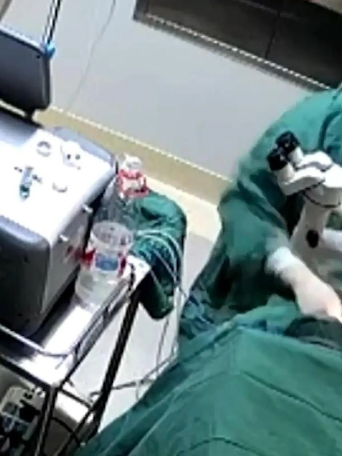 Unglaubliche Bilder aus einem Krankenhaus in China: Während einer Operation schlägt ein Arzt seiner Patientin mit der Faust ins Gesicht. Die 82-jährige Patientin erblindet nach dem Vorfall auf dem linken Auge. Der Arzt versucht sich zunächst rauszureden, wird dann aber suspendiert. Als Schadensersatz erhält die Frau 88 Euro...
