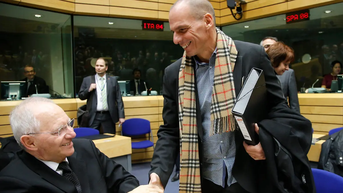 ARCHIV - 11.02.2015, Belgien, Brüssel: Der damalige Finanzminister Wolfgang Schäuble (CDU, l) und der griechische Finanzminister Yanis Varoufakis begrüßen sich vor Beginn einer Sitzung. Der frühere Bundestagspräsident Wolfgang Schäuble ist tot. Der CDU-Politiker sei im Kreise seiner Familie zu Hause am Dienstagabend gegen 20 Uhr friedlich eingeschlafen.(zu dpa «Früherer Bundestagspräsident Wolfgang Schäuble ist tot») Foto: Olivier Hoslet/EPA/dpa +++ dpa-Bildfunk +++