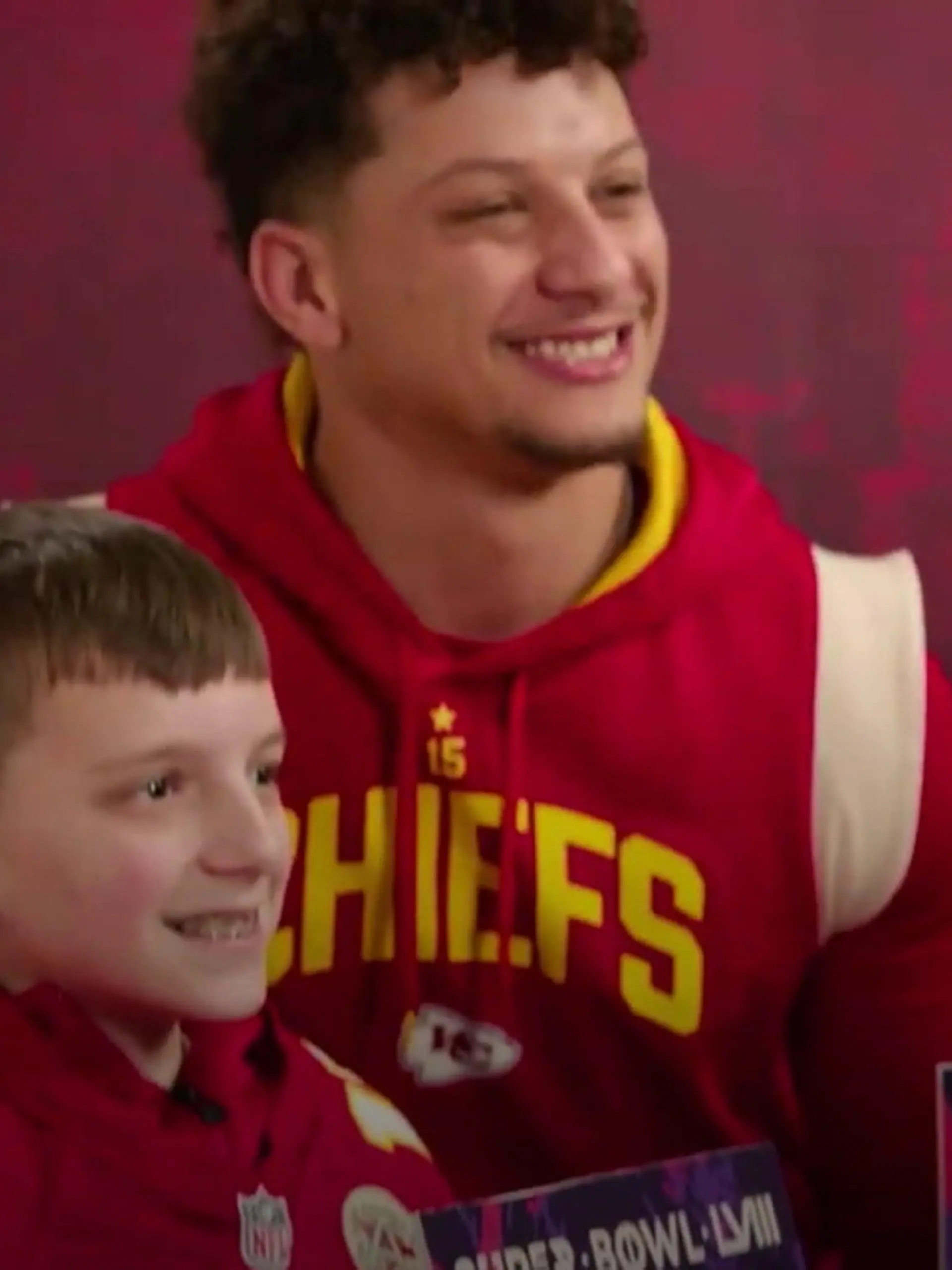 Isaac Murdoch, der an einer seltenen Erkrankung leidet und auf einen Rollstuhl angewiesen ist, erlebte eine unvergessliche Überraschung. Dabei wollte er den Kansas City Chiefs eigentlich nur ein Interview über seinen liebsten NFL-Spieler geben: Patrick Mahomes (28). Doch der Quarterback ließ es sich nicht nehmen, dem kranken Jungen einen Besuch abzustatten – und das mit einem besonderen Geschenk im Gepäck!