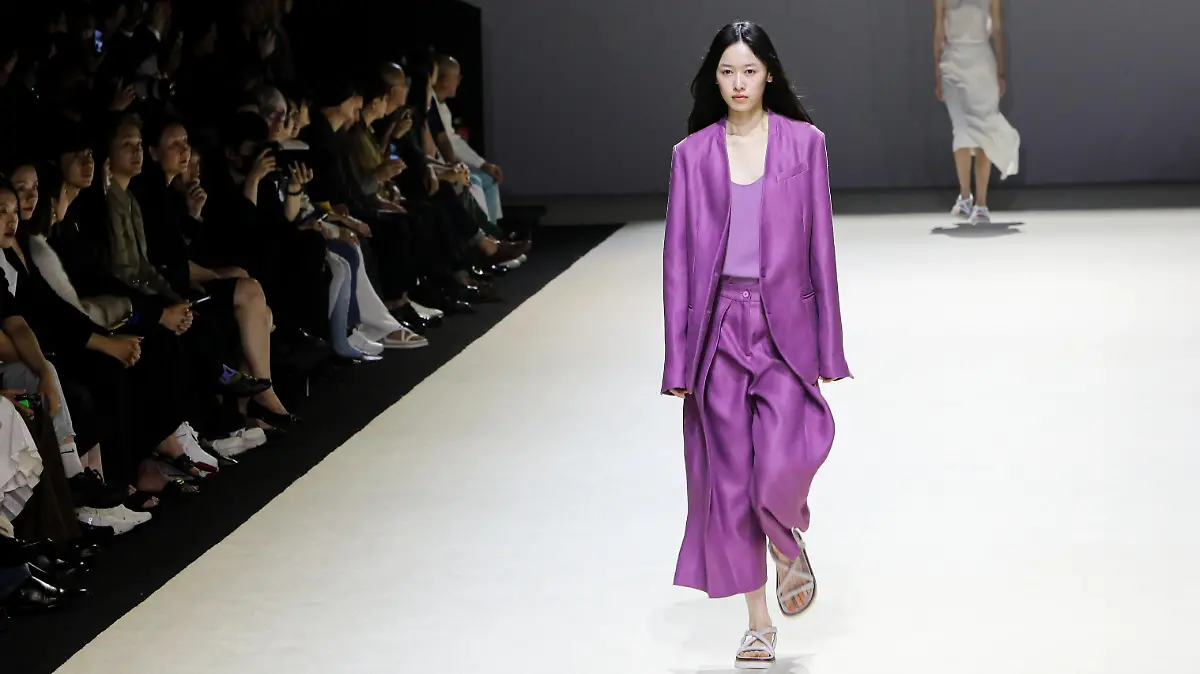 (231008) -- SHANGHAI, Oct. 8, 2023 (Xinhua) -- Models present creations during the 2024 Spring/Summer Shanghai Fashion Week in Shanghai, east China, Oct. 8, 2023. (Xinhua/Xin Mengchen)