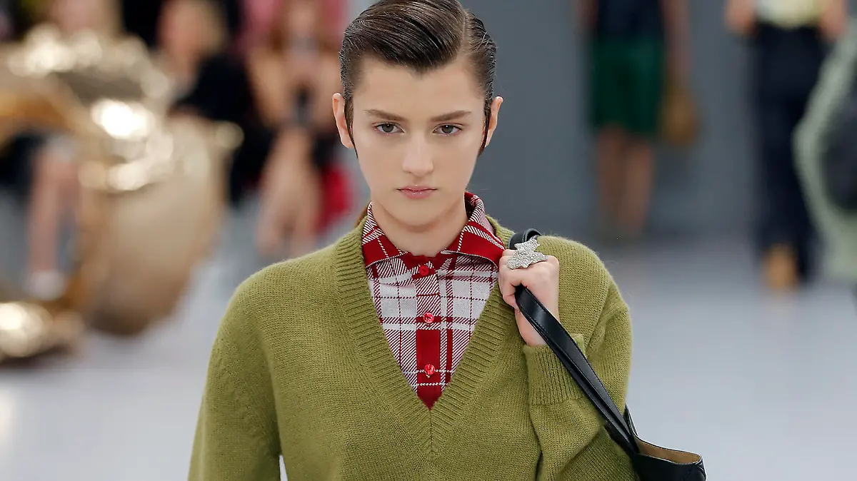 A model walks the runway during the Loewe Womenswear Spring/Summer 2024 show as part of Paris Fashion Week on September 29, 2023 in Paris, France. Photo by Alain Gil Gonzalez/ABACAPRESS.COM