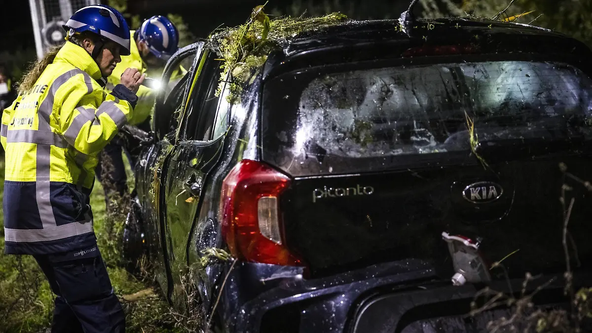 2022-10-20 03:12:54 DEN BOSCH - The police are investigating at the Empel junction A59/A2, where a dark-colored Kia Picanto with two bodies was found in the water. The police have no doubt that the two dead are the missing Hebe 10 and Sanne 26. ANP ROB ENGELAAR netherlands out - belgium out *** 2022 10 20 03 12 54 DEN BOSCH The police are investigating at the Empel junction A59 A2 , where a dark colored Kia Picanto with two bodies was found in the water The police have no doubt that the two dead are the missing Hebe 10 and Sanne 26 ANP ROB ENGELAAR netherlands out belgium out PUBLICATIONxINxGERxSUIxAUTxONLY Copyright: xx x456461138x originalFilename: 456461138.jpg
