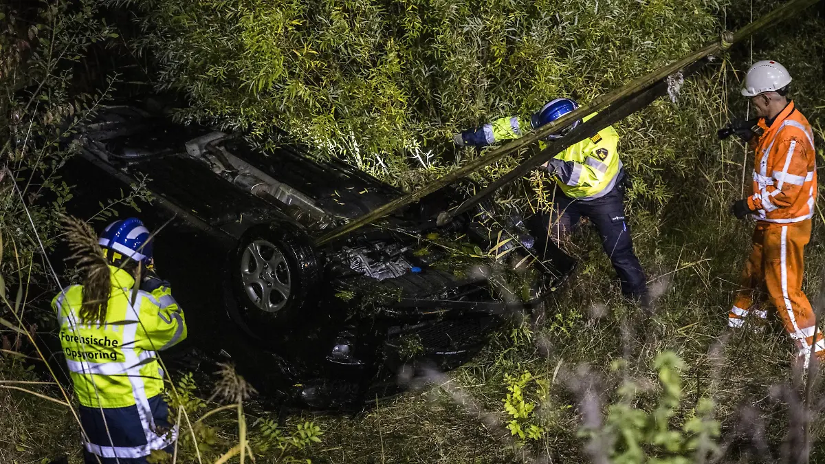 2022-10-20 02:50:36 DEN BOSCH - The police are investigating at the Empel junction A59/A2, where a dark-colored Kia Picanto with two bodies was found in the water. The police have no doubt that the two dead are the missing Hebe 10 and Sanne 26. ANP ROB ENGELAAR netherlands out - belgium out *** 2022 10 20 02 50 36 DEN BOSCH The police are investigating at the Empel junction A59 A2 , where a dark colored Kia Picanto with two bodies was found in the water The police have no doubt that the two dead are the missing Hebe 10 and Sanne 26 ANP ROB ENGELAAR netherlands out belgium out PUBLICATIONxINxGERxSUIxAUTxONLY Copyright: xx x456461091x originalFilename: 456461091.jpg