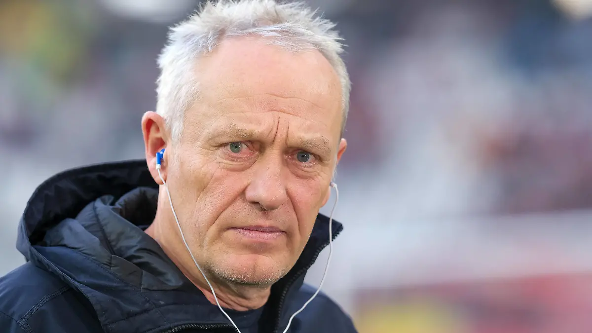 Christian Streich SC Freiburg, Cheftrainer, SC Freiburg vs. 1. FC Koeln, Fussball, 1. Bundesliga, 15. Spieltag, Saison 2023/2024, 17.12.2023, DFL REGULATIONS PROHIBIT ANY USE OF PHOTOGRAPHS AS IMAGE SEQUENCES AND/OR QUASI-VIDEO SC Freiburg vs 1. FC Koeln, Fussball, 1. Bundesliga, 15. Spieltag, Saison 2023/2024, 17.12.2023 Freiburg *** Christian Streich SC Freiburg, Head Coach , SC Freiburg vs 1 FC Koeln, Football, 1 Bundesliga, Matchday 15, Season 2023 2024, 17 12 2023, DFL REGULATES PROHIBIT ANY USE OF PHOTOGRAPHS AS IMAGE SEQUENCES AND OR QUASI VIDEO SC Freiburg vs 1 FC Koeln, Football, 1 Bundesliga, Matchday 15, Season 2023 2024, 17 12 2023 Freiburg Copyright: xEibner-Pressefotox/xMichaelxBermx EP_EER
