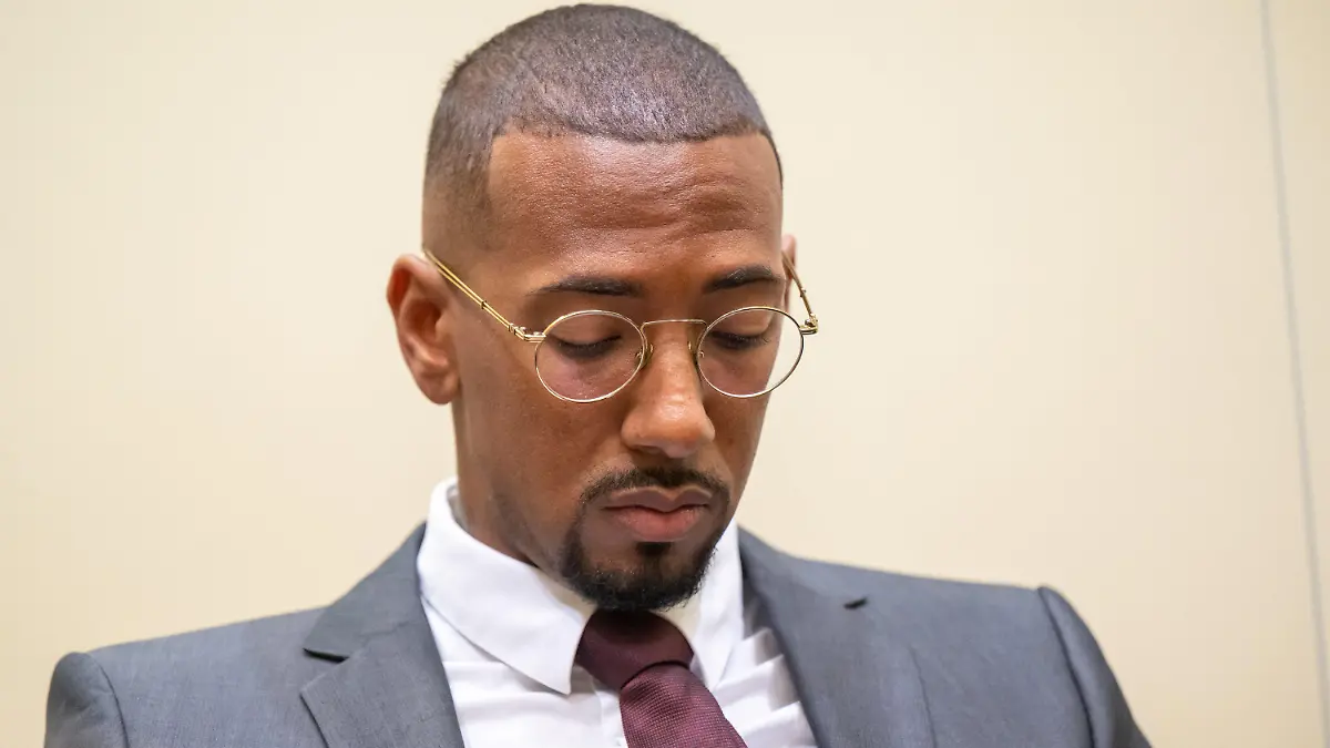 dpatopbilder - 20.10.2022, Bayern, München: Der Fußball-Profi und ehemalige Nationalspieler Jerome Boateng sitzt zu Beginn des Auftakts im Berufungsprozess im Gerichtssaal des Landgerichts München I. Boateng ist angeklagt, seine Ex-Freundin 2018 in einem gemeinsamen Karibik-Urlaub geschlagen zu haben. Er wurde deshalb im vergangenen Jahr zu einer Geldstrafe von 1,8 Millionen Euro verurteilt. Gegen diese Entscheidung des Amtsgerichts München legten er, die Staatsanwaltschaft und seine Ex-Freundin als Nebenklägerin Berufung ein. Foto: Peter Kneffel/dpa +++ dpa-Bildfunk +++