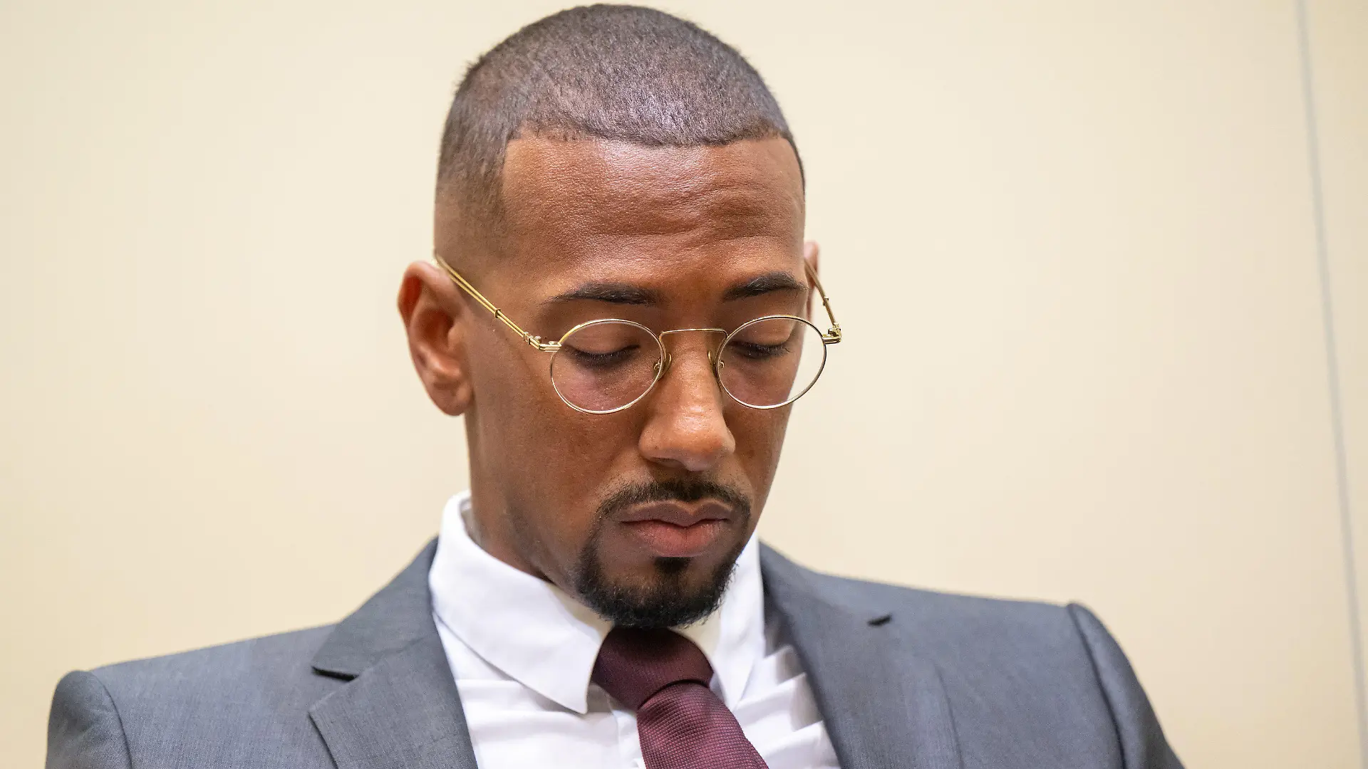 dpatopbilder - 20.10.2022, Bayern, München: Der Fußball-Profi und ehemalige Nationalspieler Jerome Boateng sitzt zu Beginn des Auftakts im Berufungsprozess im Gerichtssaal des Landgerichts München I. Boateng ist angeklagt, seine Ex-Freundin 2018 in einem gemeinsamen Karibik-Urlaub geschlagen zu haben. Er wurde deshalb im vergangenen Jahr zu einer Geldstrafe von 1,8 Millionen Euro verurteilt. Gegen diese Entscheidung des Amtsgerichts München legten er, die Staatsanwaltschaft und seine Ex-Freundin als Nebenklägerin Berufung ein. Foto: Peter Kneffel/dpa +++ dpa-Bildfunk +++