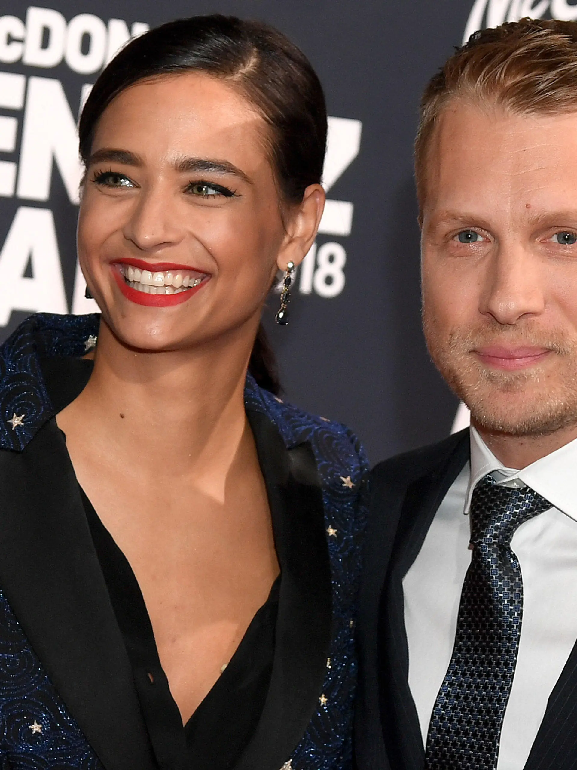 ARCHIV - 10.11.2018, Bayern, München: Oliver Pocher (r), Comedian, und Ehefrau Amira Aly, Model, kommen zur Benefiz-Gala zugunsten der McDonald's Kinderhilfe-Stiftung. Dieses prominente Paar hat sich im Jahr 2023 voneinander getrennt. (zu dpa: «Liebe 2023 - Trennungen und Liebesglück bei den Promis») Foto: Tobias Hase/dpa +++ dpa-Bildfunk +++