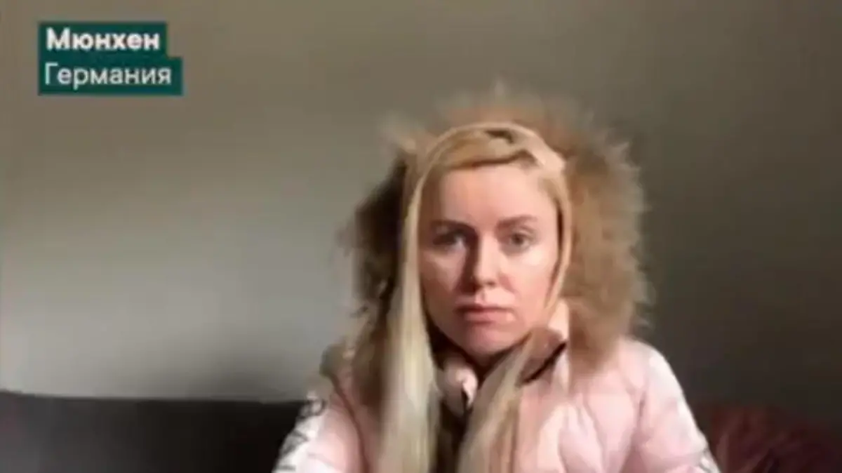 Putins Propaganda führt Julia Tschernyschowa vor. Mit dicker Jacke und Kapuze soll sie den Russen zeigen, wie kalt es in Deutschland ist.