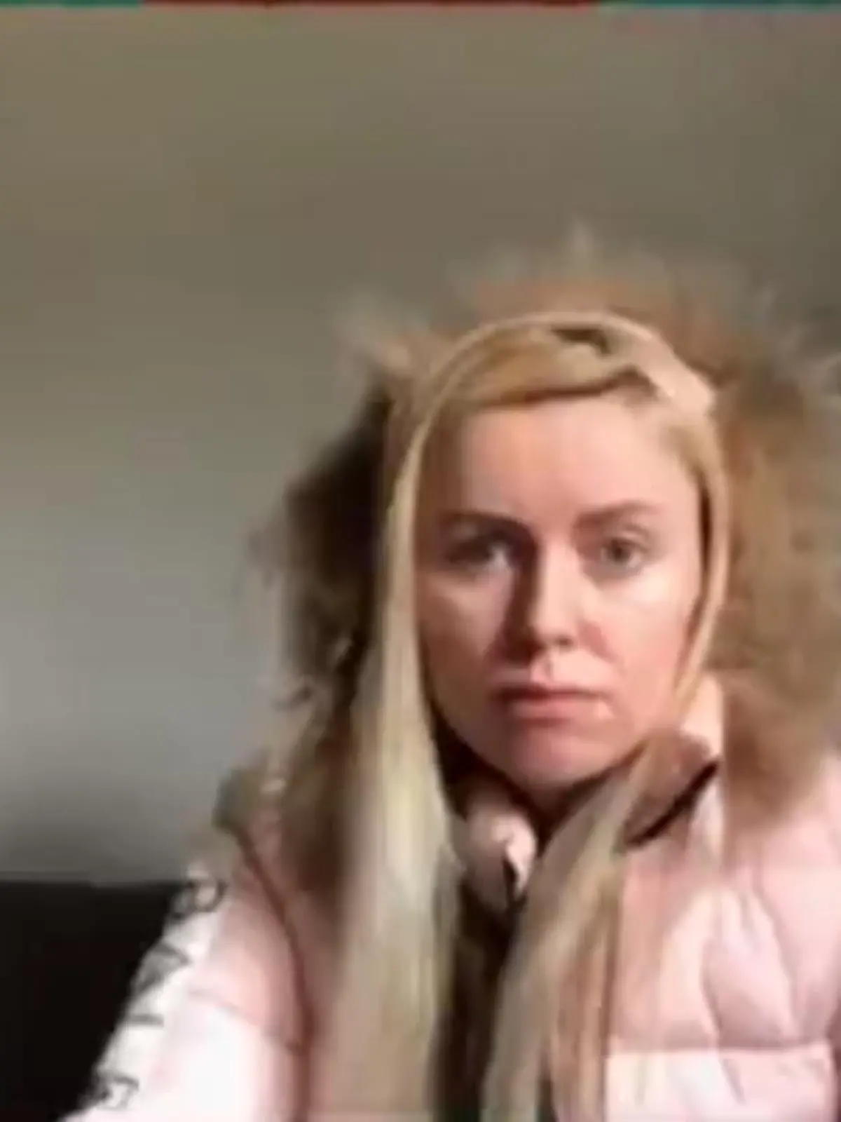 Putins Propaganda führt Julia Tschernyschowa vor. Mit dicker Jacke und Kapuze soll sie den Russen zeigen, wie kalt es in Deutschland ist.