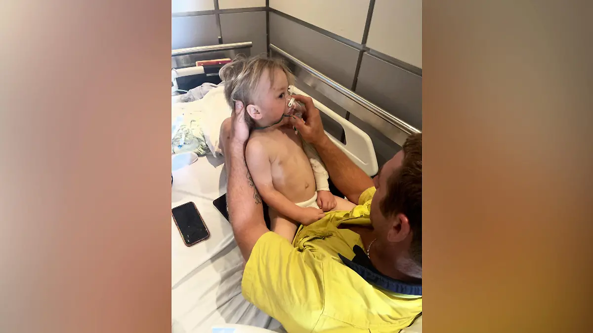 Papa Tyson mit Declan im Krankenhaus.