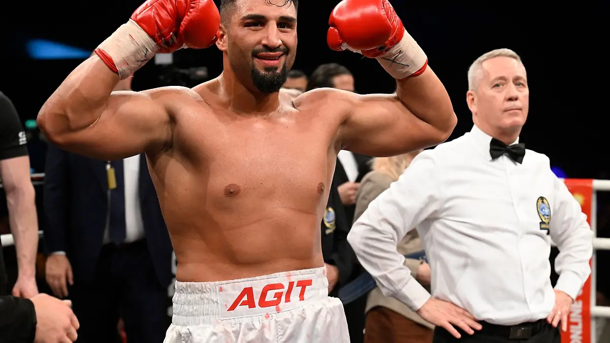 Deutschland's Agit Kabayel (l) jubelt nach seinem Sieg gegen den Kroaten Agron Smakici.