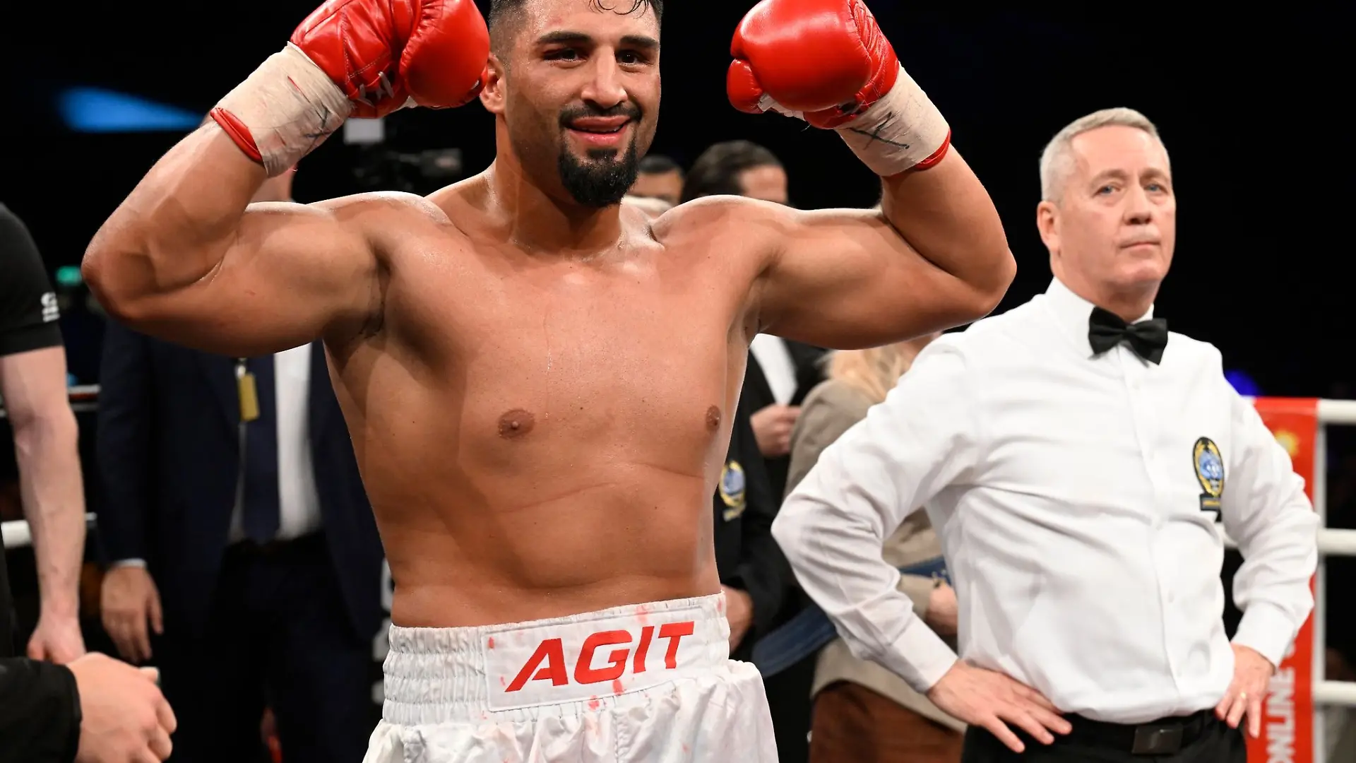 Deutschland's Agit Kabayel (l) jubelt nach seinem Sieg gegen den Kroaten Agron Smakici.