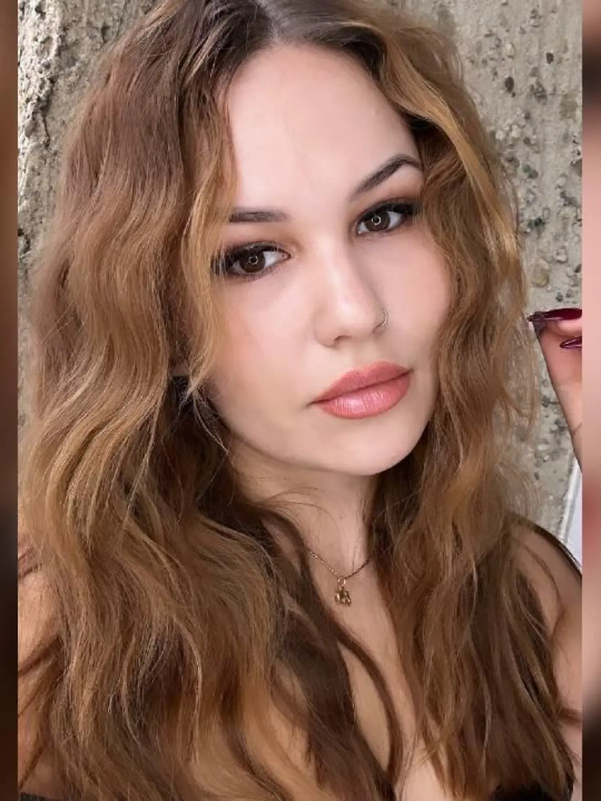 Laura ist 16 Jahre alt, als sie zum ersten Mal Alkohol trinkt - und nicht weiß, dass sie wenige Jahre später davon abhängig wird