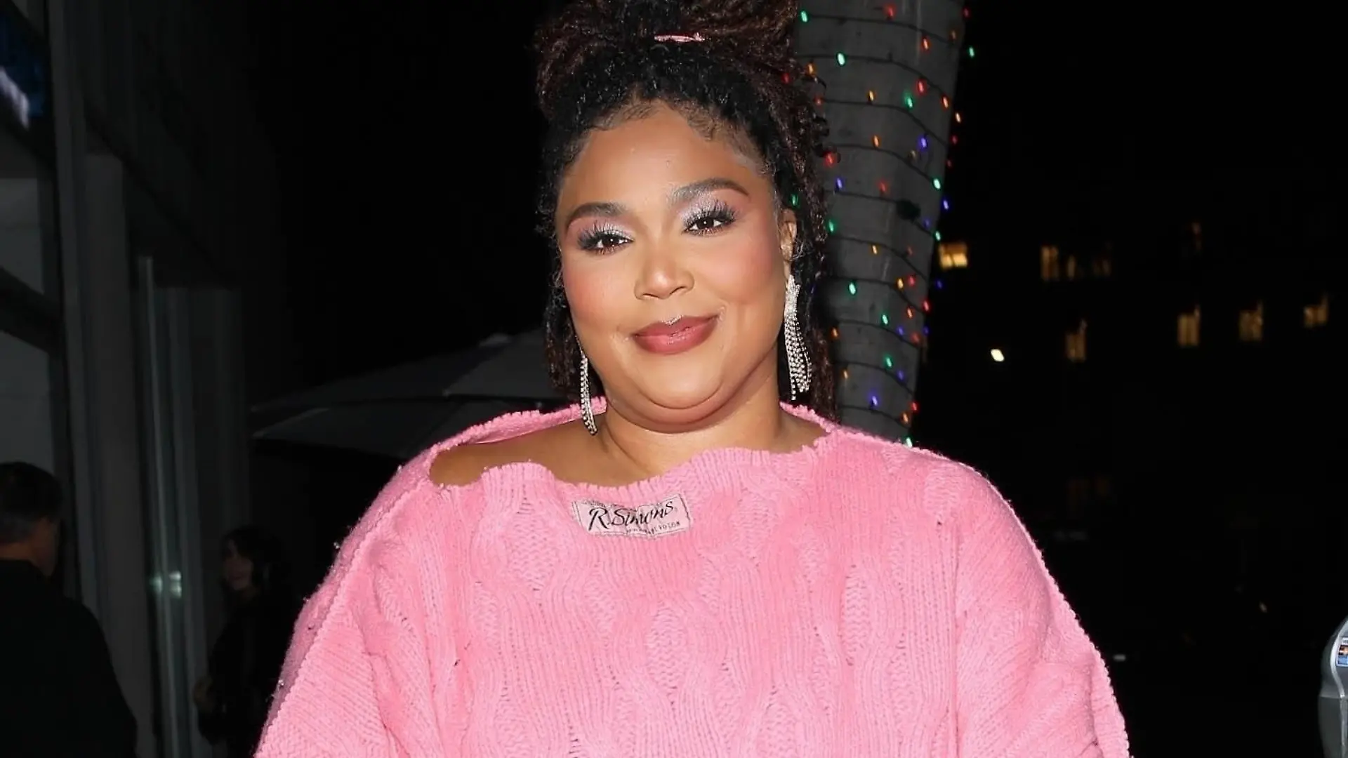 Beverly Hills, CA - Rapper and singer Lizzo strikes a pose in a bright pink sweater dress while arriving for dinner with friends at celebrity hotspot Mr Chow in Beverly Hills.
Pictured: Lizzo
BACKGRID USA 23 DECEMBER 2023