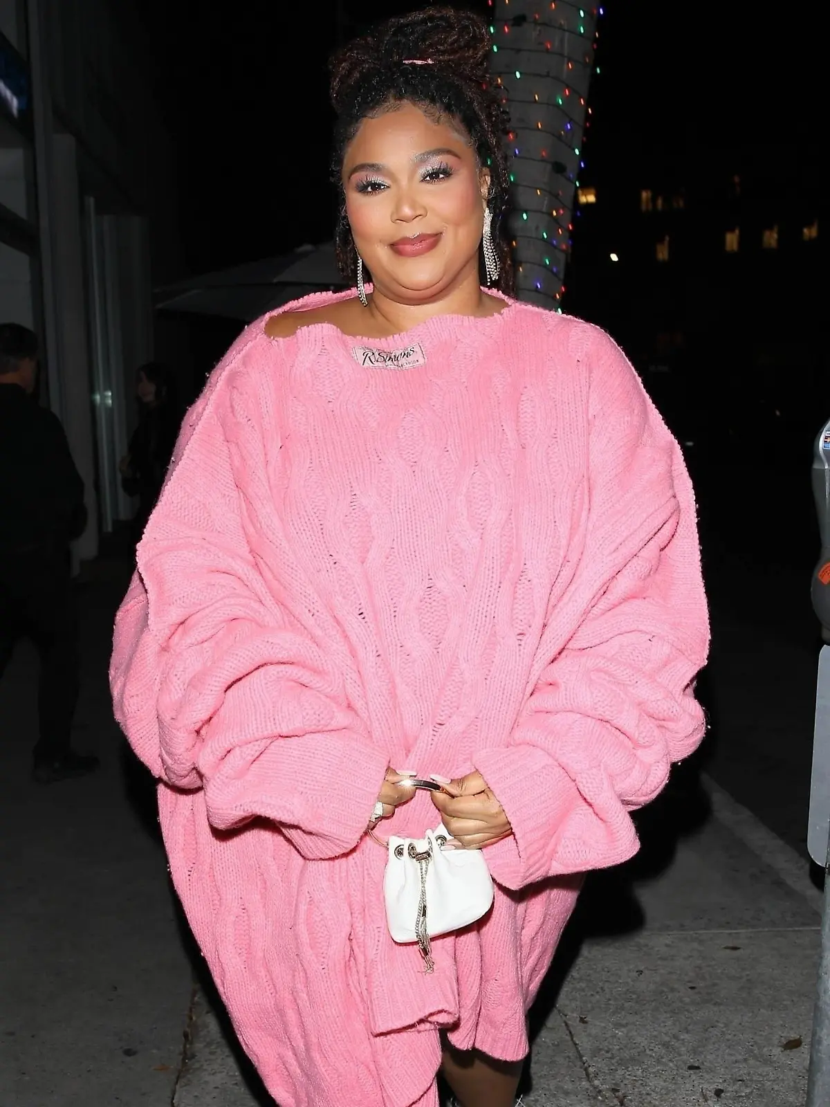 Beverly Hills, CA - Rapper and singer Lizzo strikes a pose in a bright pink sweater dress while arriving for dinner with friends at celebrity hotspot Mr Chow in Beverly Hills.
Pictured: Lizzo
BACKGRID USA 23 DECEMBER 2023 


