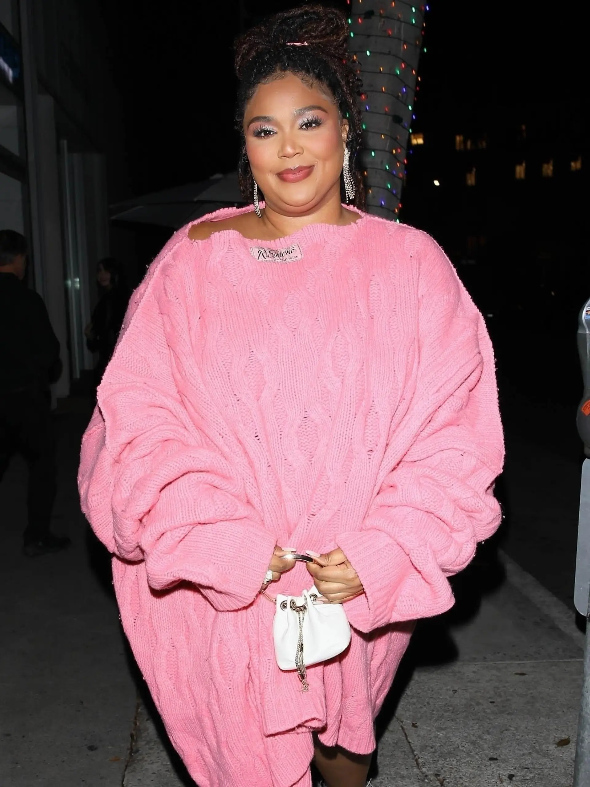 Beverly Hills, CA - Rapper and singer Lizzo strikes a pose in a bright pink sweater dress while arriving for dinner with friends at celebrity hotspot Mr Chow in Beverly Hills.
Pictured: Lizzo
BACKGRID USA 23 DECEMBER 2023 



