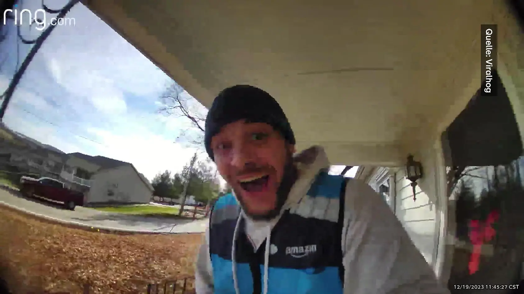 Paketbote tanzt vor Tür-Kamera