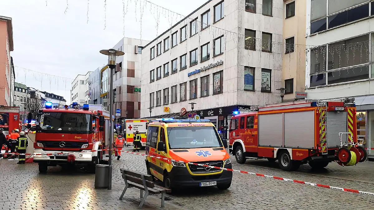 29.12.2023, Bayern, Passau: Einsatzkräfte von Feuerwehr und Rettungsdienst stehen in der Innenstadt am Einsatzort. Ein Lastwagen ist in der Passauer Innenstadt in eine Fußgängergruppe gefahren und hat dabei mehrere Menschen verletzt und eine Frau getötet. Auch der Lastwagenfahrer sei auf dem Weg ins Krankenhaus, sagte ein Polizeisprecher. Foto: -/Zema Medien/dpa +++ dpa-Bildfunk +++